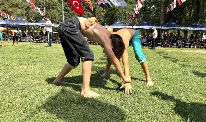 26 Yıllık Hasret Sona Erdi; Geleneksel Ağustos Fuarı G&uuml;reşleri Başladı