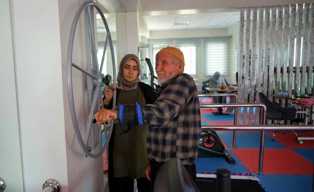 Aktif Yaşam Merkezi Yaşlıların Hayatına Değer Katmayı S&uuml;rd&uuml;r&uuml;yor