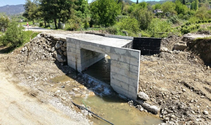 Andırın&rsquo;da 5 Mahalleye Ulaşım Sağlayan K&ouml;pr&uuml; Menfezde Sona Gelindi