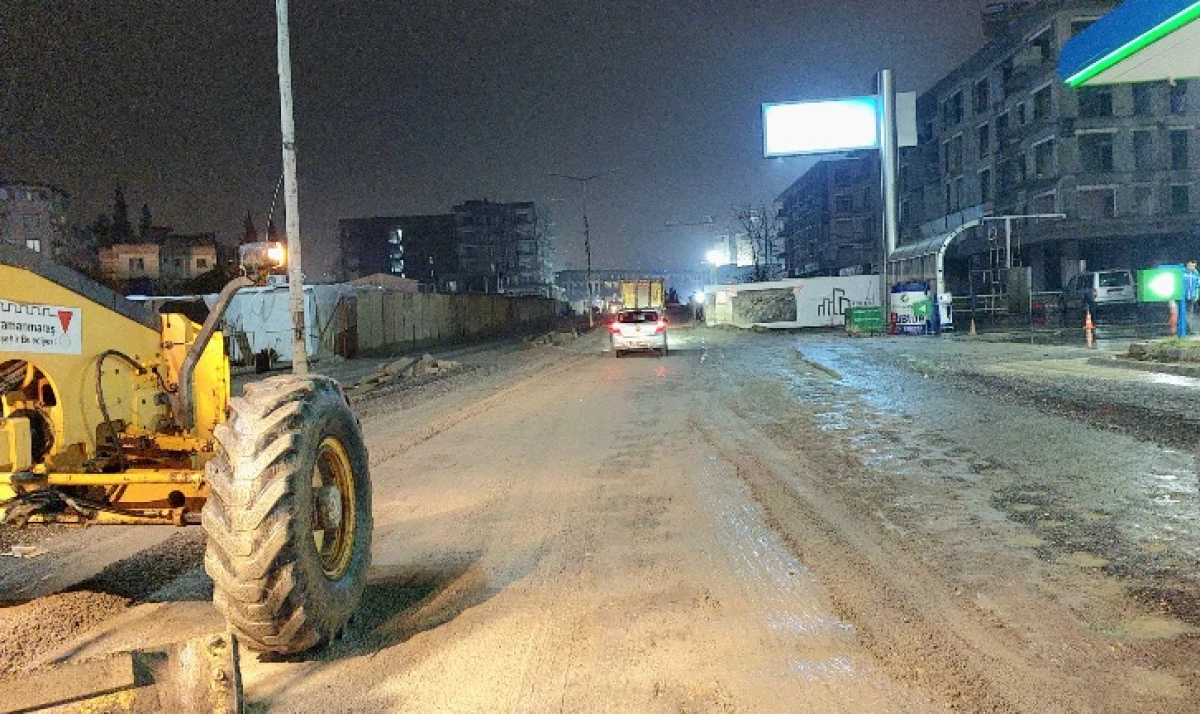 Asfalt &Ouml;ncesi Yol Tamiratları S&uuml;r&uuml;yor