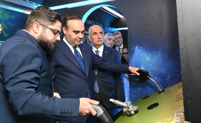 Bakan Kacır&rsquo;dan B&uuml;y&uuml;kşehir&rsquo;in Bilim Otob&uuml;s&uuml;&rsquo;ne &Ouml;vg&uuml;