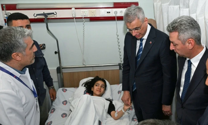 Bakanlar KS&Uuml; Tıp Fak&uuml;ltesi Hastanesinde Yaralı &Ouml;ğrencileri Ziyaret Etti