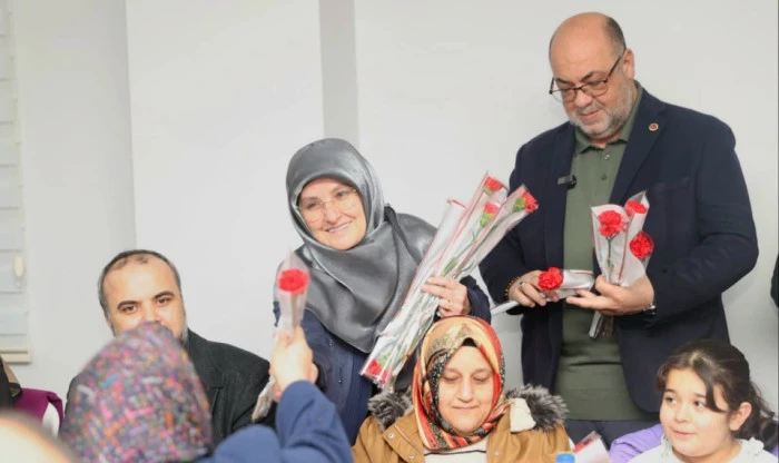 Başkan Akpınar, 8 Mart&rsquo;ta Kadınlara &Ccedil;i&ccedil;ek Takdim Etti: Engelli Vatandaşlarla İftar Sofrası&rsquo;nda Buluştu