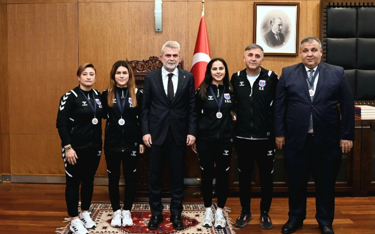 Başkan Görgel, Avrupa’ya Damga Vuran Büyükşehir’in Kadın Goalball Takımını Ağırladı