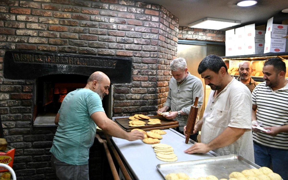 Başkan G&ouml;rgel, Kapalı &Ccedil;arşı&rsquo;da Esnaf ve Vatandaşlarla Bir Araya Geldi