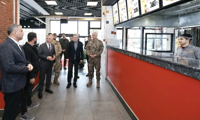 Başkan G&ouml;rgel ve Vali &Uuml;nl&uuml;er, Uzun&ccedil;arşı&rsquo;da Esnaf ve Vatandaşlarla Bir Araya Geldi