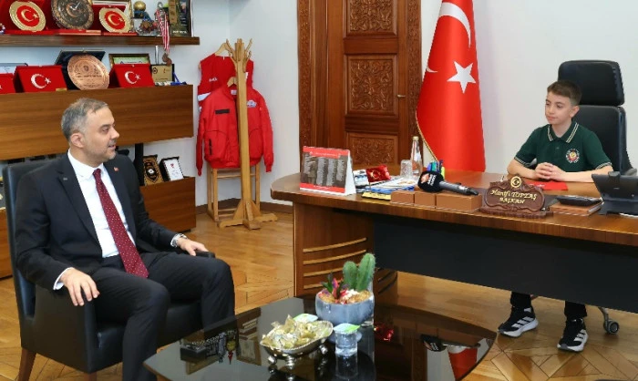 Başkan Hanifi Toptaş, 23 Nisan&rsquo;da koltuğunu minik Halil Sami&rsquo;ye devretti