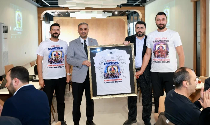 Başkan Toptaş, Efeler Ligi&rsquo;ne y&uuml;kselen Onikişubat Belediye Spor ile şampiyonluk yemeğinde buluştu