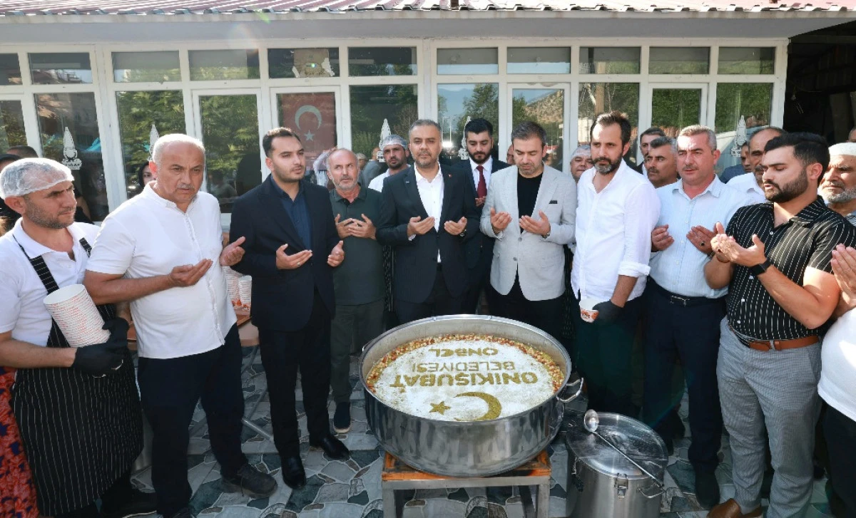 Başkan Toptaş &ouml;nce aşure dağıttı, sonra vatandaşların sorularını yanıtladı