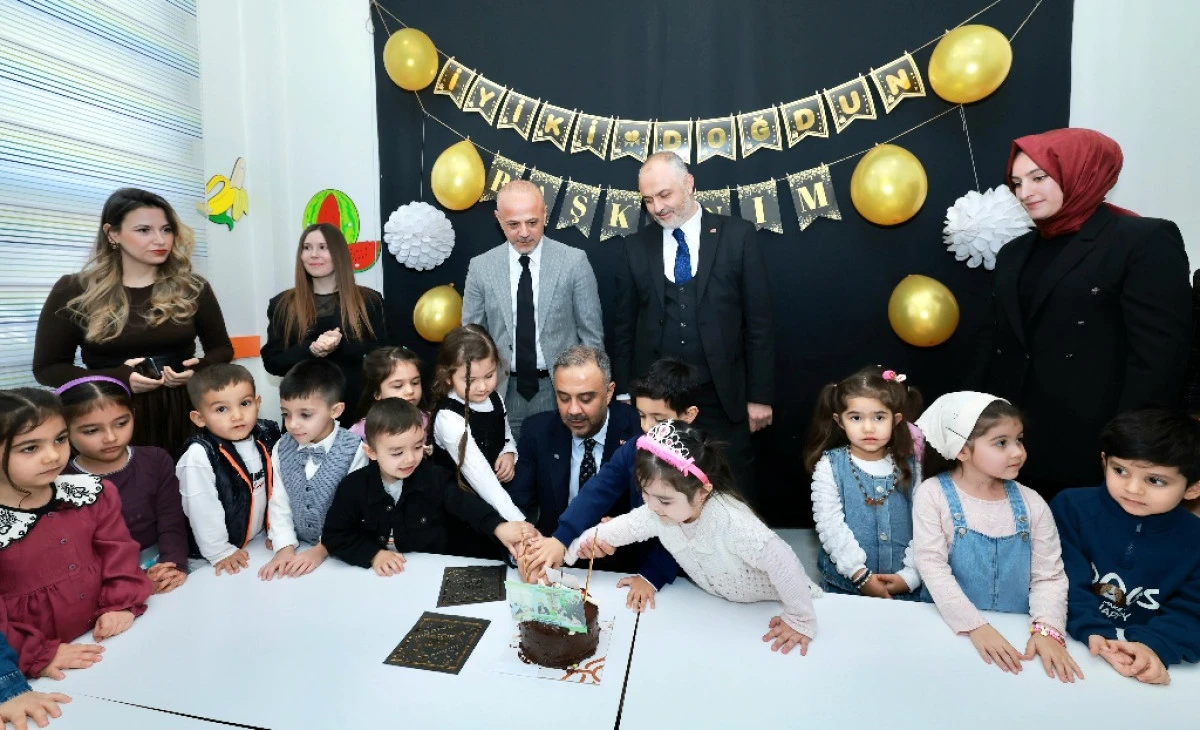 Başkan Toptaş&rsquo;a karne programında miniklerden doğum g&uuml;n&uuml; s&uuml;rprizi