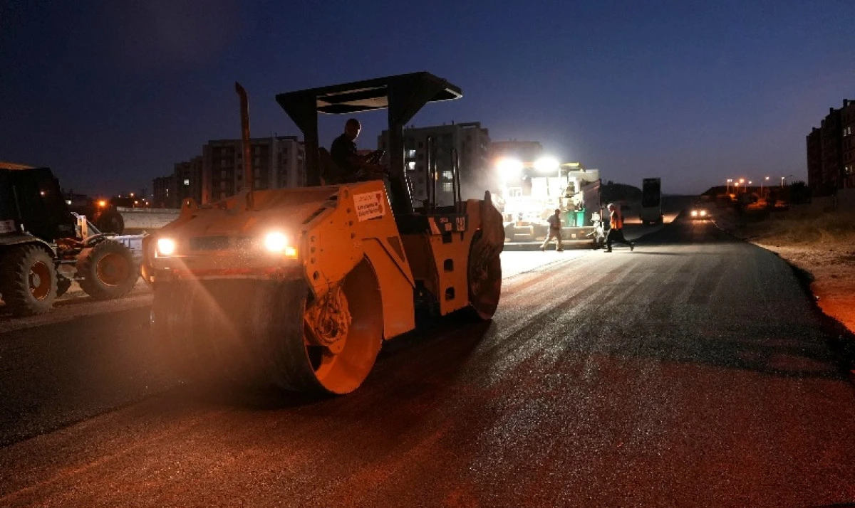Batı Mahallelerinin Ulaşımına G&uuml;&ccedil; Katacak 30 Metrelik Bulvarda Sıcak Asfalta Başlandı