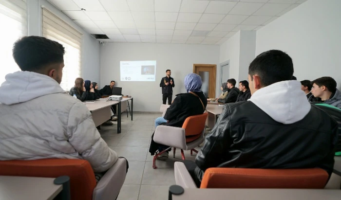 Bilin&ccedil;li Gen&ccedil;lik İ&ccedil;in &Ouml;rnek Buluşma; Pusula Maraş&rsquo;tan Farkındalık Semineri