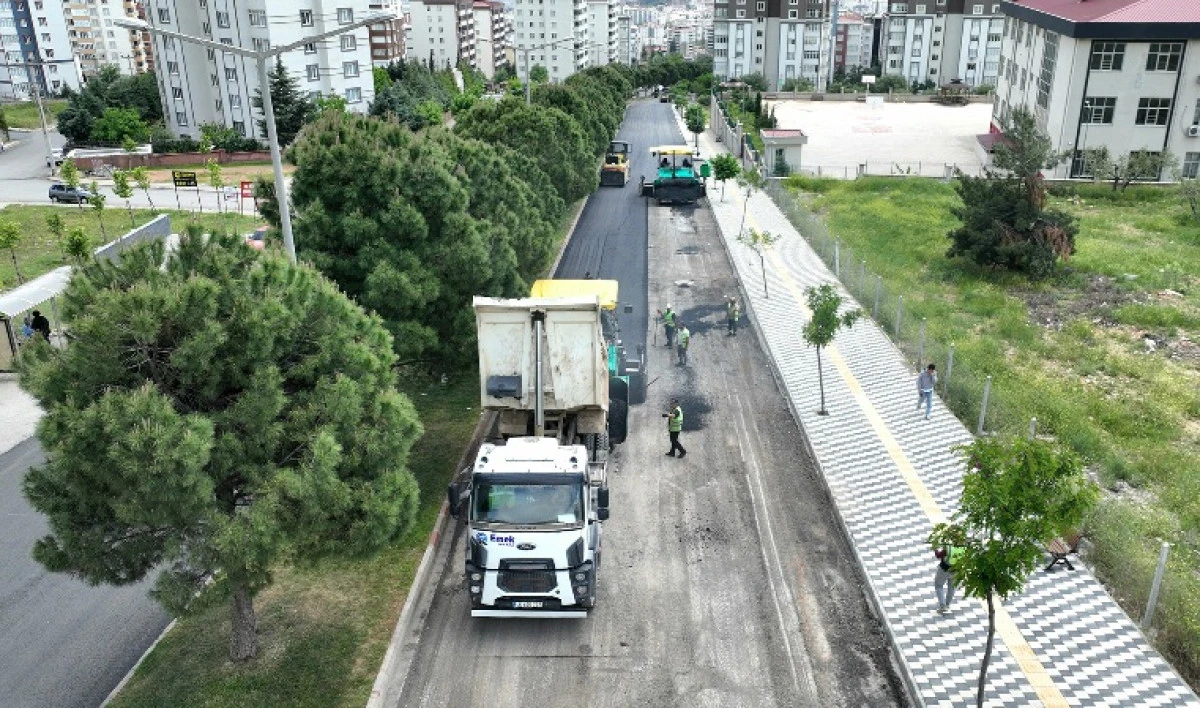 B&uuml;y&uuml;kşehir, Ahır Dağı Caddesi&rsquo;nde Asfalt Mesaisini S&uuml;rd&uuml;r&uuml;yor