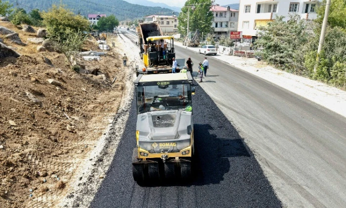 B&uuml;y&uuml;kşehir, Andırın&rsquo;da Yol Yatırımlarını Artırarak S&uuml;rd&uuml;r&uuml;yor