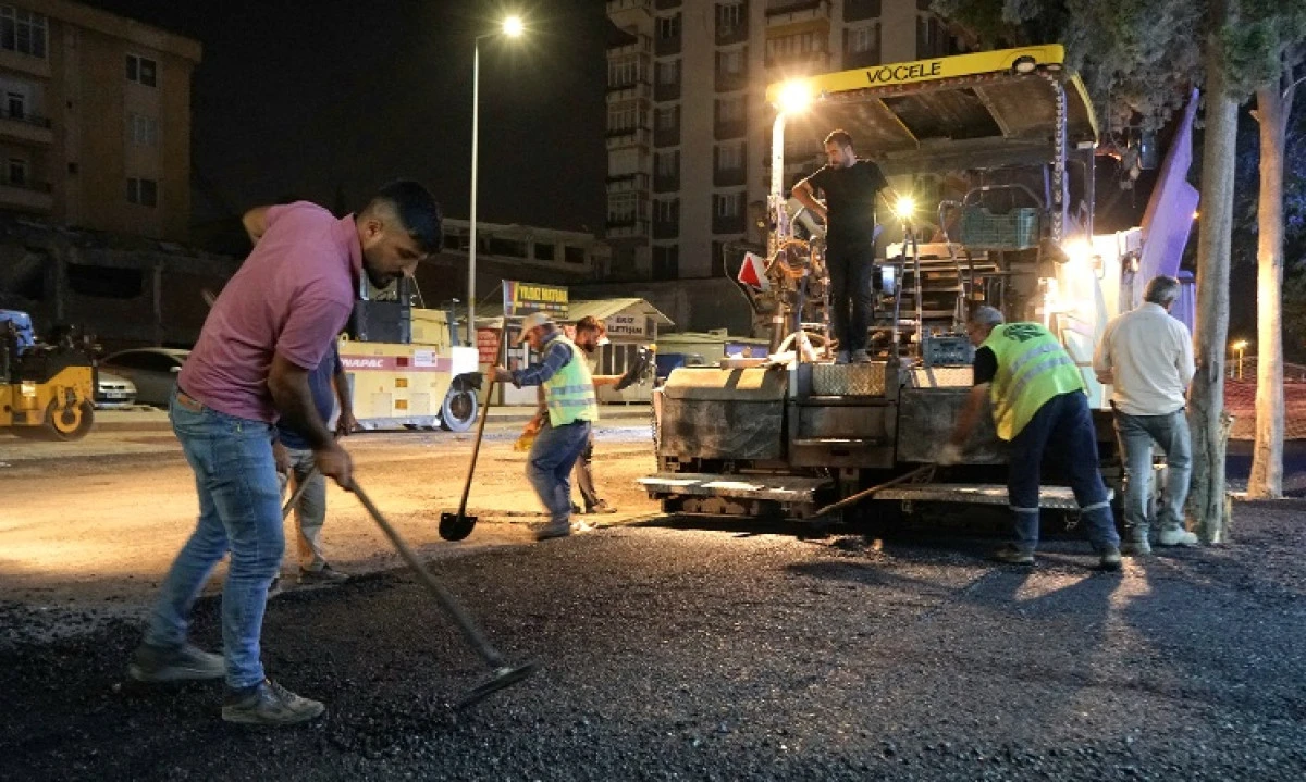 B&uuml;y&uuml;kşehir, Asfalt Mesaisini Gece G&uuml;nd&uuml;z Kesintisiz S&uuml;rd&uuml;r&uuml;yor