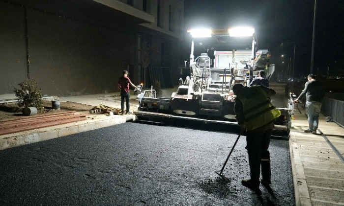 B&uuml;y&uuml;kşehir Asfalt Mesaisini Gece G&uuml;nd&uuml;z S&uuml;rd&uuml;r&uuml;yor