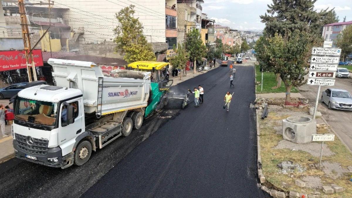 B&uuml;y&uuml;kşehir Bayazıtlı Bulvarı&rsquo;nda Asfalt Mesaisini S&uuml;rd&uuml;r&uuml;yor