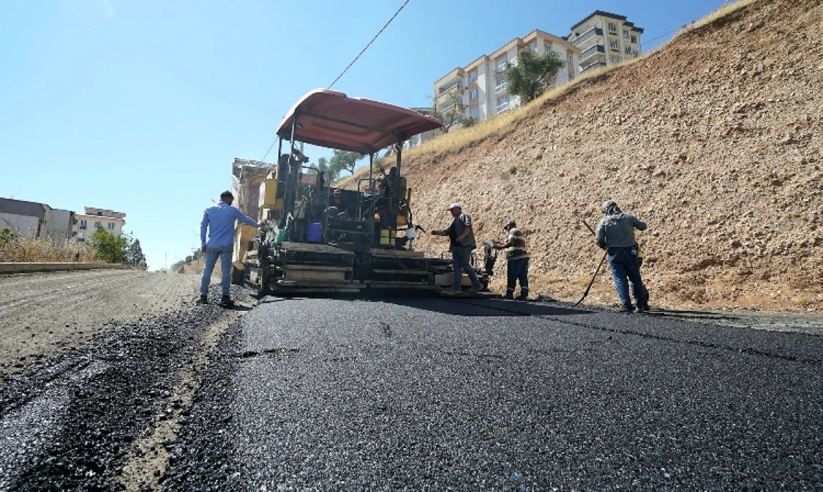 B&uuml;y&uuml;kşehir, Dulkadiroğlu Aslanbey&rsquo;de Asfalt Mesaisini Durmaksızın S&uuml;rd&uuml;r&uuml;yor