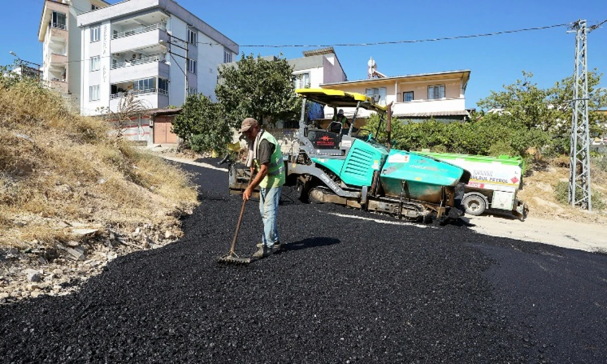 B&uuml;y&uuml;kşehir, Dulkadiroğlu Ballıca Mahallesi&rsquo;nde Asfalt Mesaisini S&uuml;rd&uuml;r&uuml;yor