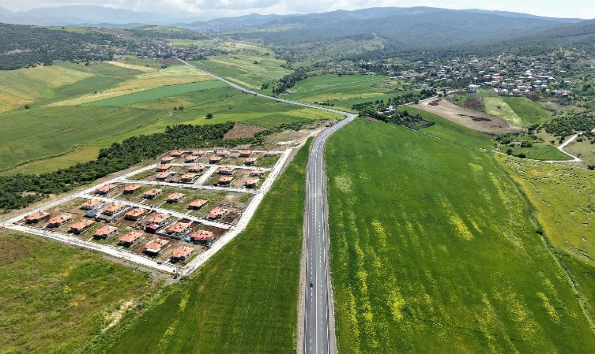 B&uuml;y&uuml;kşehir, Dulkadiroğlu Elmalar &ndash; &Ccedil;okyaşar Yolunda Asfalt Serimini Hızla S&uuml;rd&uuml;r&uuml;yor