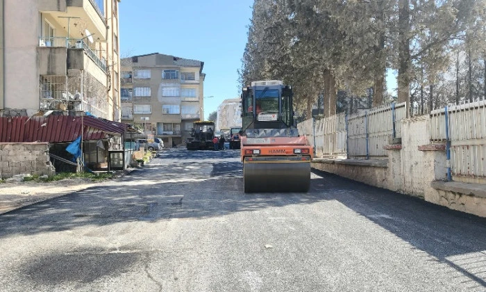 B&uuml;y&uuml;kşehir, Dulkadiroğlu Yenişehir Mahallesi&rsquo;nde Asfalt Seferberliğini S&uuml;rd&uuml;r&uuml;yor