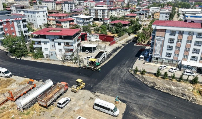 B&uuml;y&uuml;kşehir, Dulkadiroğlu&rsquo;nda Asfalt Mesaisini Kesintisiz S&uuml;rd&uuml;r&uuml;yor