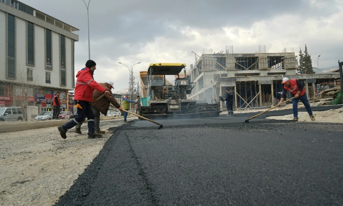 B&uuml;y&uuml;kşehir, Dulkadiroğlu&rsquo;nda Asfalt Mesaisini S&uuml;rd&uuml;r&uuml;yor 