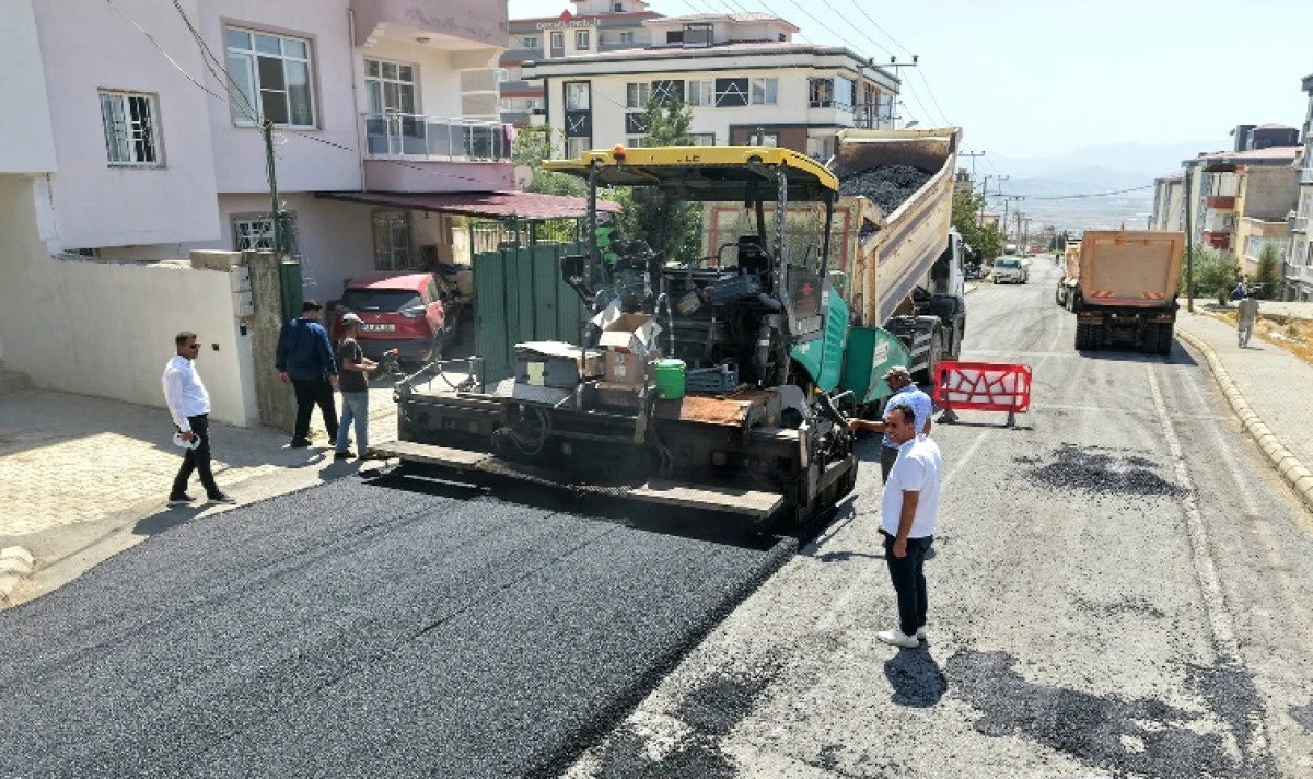 B&uuml;y&uuml;kşehir, Dulkadiroğlu&rsquo;nda Mehmet Esenceli Caddesi&rsquo;nin Asfaltını Yeniliyor
