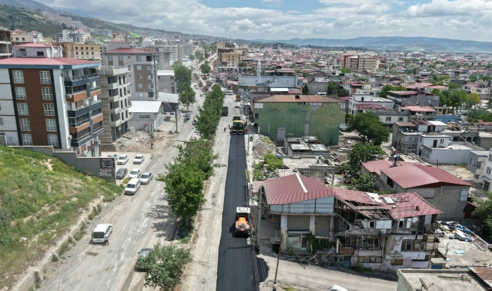 B&uuml;y&uuml;kşehir, Dulkadiroğlu&rsquo;nda Şeyh Şamil ve Vezir Hoca Bulvarlarını Sıcak Asfaltla Buluşturuyor
