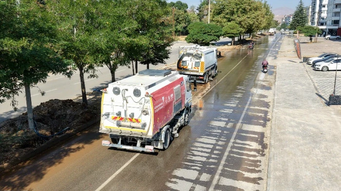 B&uuml;y&uuml;kşehir Ekipleri Afşinbey Caddesi&rsquo;nde Temizlik Mesaisinde