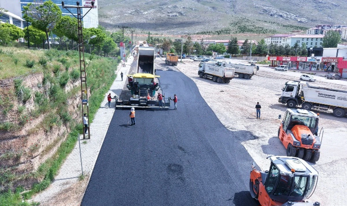 B&uuml;y&uuml;kşehir, Elbistan Devlet Hastanesi Yolunu Sıcak Asfaltla Kaplıyor