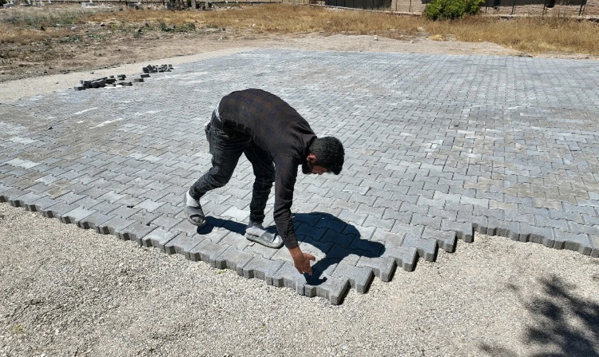 B&uuml;y&uuml;kşehir, Elbistan İncecik&rsquo;te Mezarlık Yolunu Kilit Parkeyle Yeniliyor