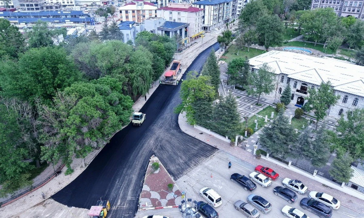 B&uuml;y&uuml;kşehir, Elbistan Pınarbaşı Caddesi&rsquo;nde Asfalt Serimine Başladı