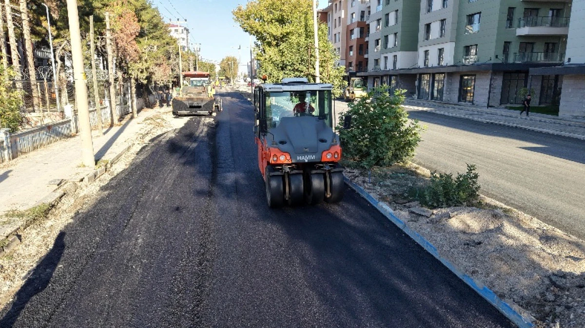 B&uuml;y&uuml;kşehir, Elbistan&rsquo;da Recep Tayyip Erdoğan Bulvarı&rsquo;nı Asfaltla Buluşturuyor