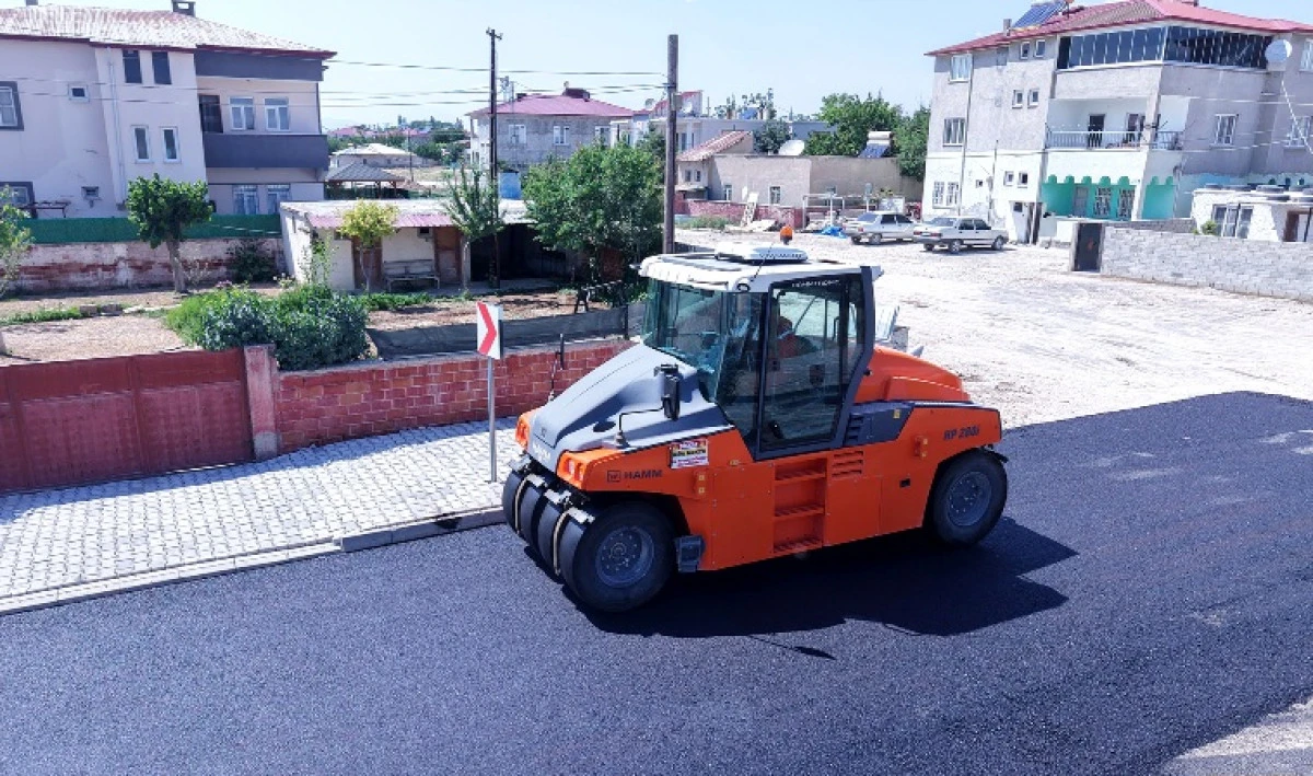 B&uuml;y&uuml;kşehir, Elbistan&rsquo;daki Tepebaşı Caddesi&rsquo;nde Asfalt Mesaisine Başladı