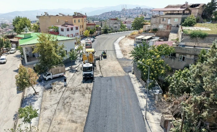 B&uuml;y&uuml;kşehir, Gazneliler Caddesi&rsquo;nde Son Kat Asfalt Serimini S&uuml;rd&uuml;r&uuml;yor