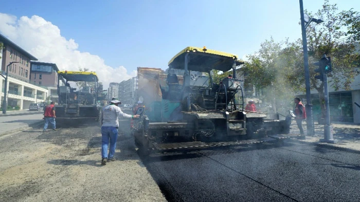 B&uuml;y&uuml;kşehir, H&uuml;k&uuml;met Bulvarı&rsquo;nın Asfaltını Yeniliyor
