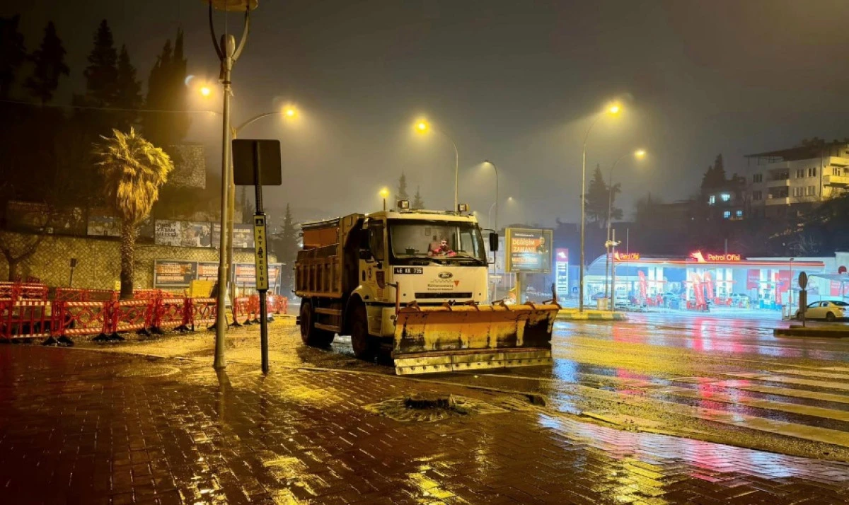 B&uuml;y&uuml;kşehir Kar Alarmında; Ekipler Gece Boyunca Sahada