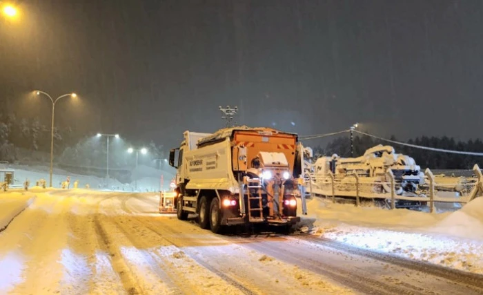 B&uuml;y&uuml;kşehir, Kar Mesaisini Gece Saatlerinde de Kesintisiz S&uuml;rd&uuml;r&uuml;yor
