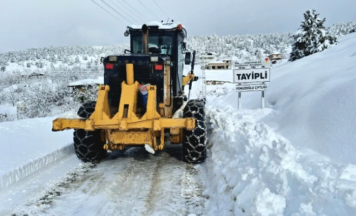 B&uuml;y&uuml;kşehir Kar Mesaisini S&uuml;rd&uuml;r&uuml;yor; Ekiplerden Kesintisiz &Ccedil;alışma