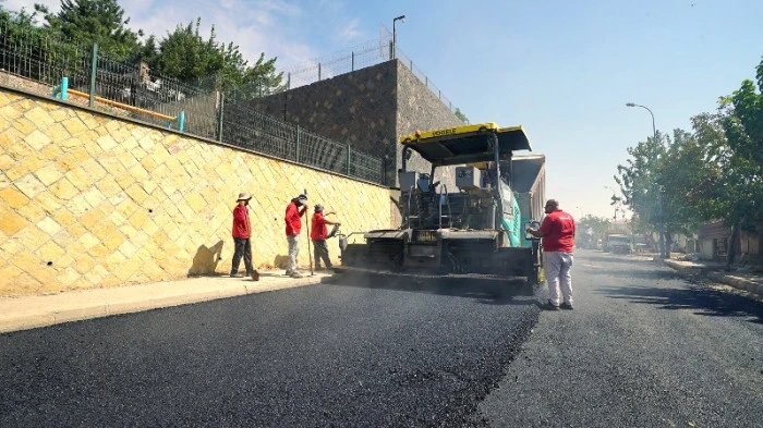 B&uuml;y&uuml;kşehir, K&acirc;tip &Ccedil;elebi Caddesi&rsquo;nde Asfalt Mesaisini S&uuml;rd&uuml;r&uuml;yor