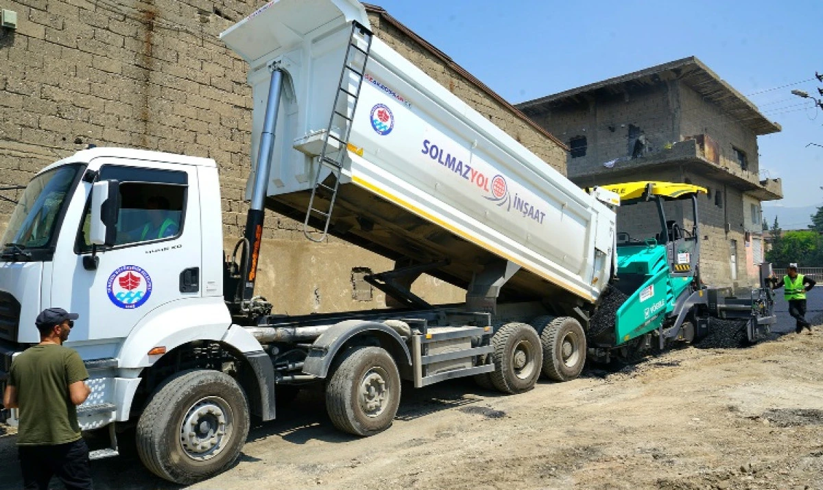 B&uuml;y&uuml;kşehir, Menderes Mahallesi&rsquo;nde Sıcak Asfalt Serimine Başladı