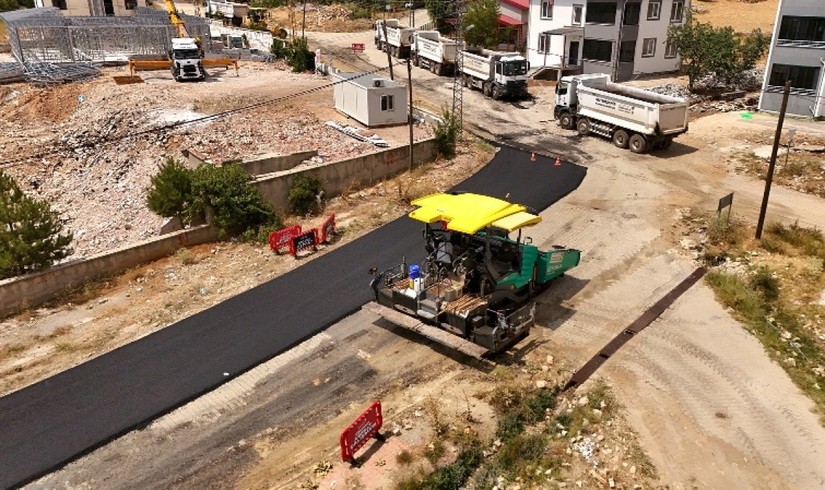 B&uuml;y&uuml;kşehir, Nurhak&rsquo;ta Eskik&ouml;y &ndash; H&uuml;y&uuml;k Grup Yolunu Sıcak Asfaltla Yeniliyor