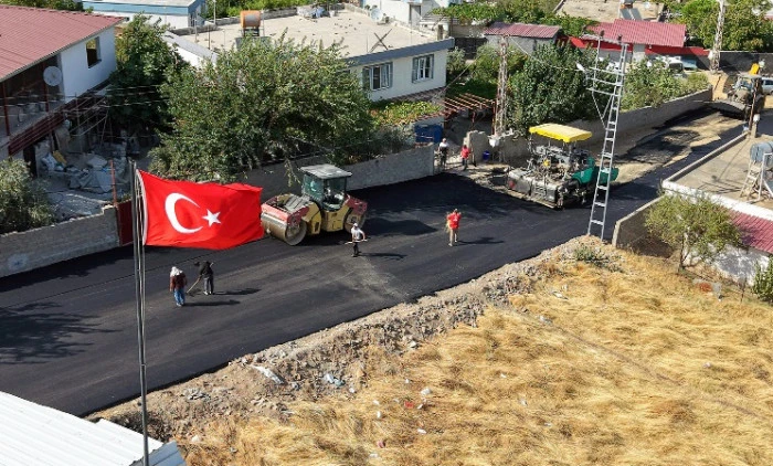 B&uuml;y&uuml;kşehir,  Onikişubat Kırsalında Yol Yatırımlarını Artırarak S&uuml;rd&uuml;r&uuml;yor