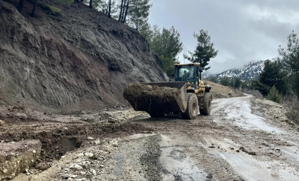 B&uuml;y&uuml;kşehir, Sağanak Yağışların Vurduğu Kırsal Mahalle Yollarında da G&ouml;rev Başında