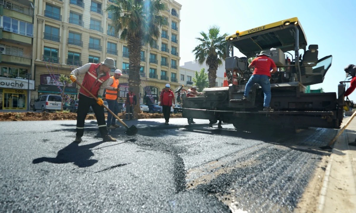 B&uuml;y&uuml;kşehir, Trabzon Bulvarı&rsquo;nda Son Kat Asfalt Serimine Başladı