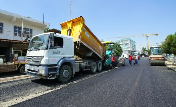 B&uuml;y&uuml;kşehir, T&uuml;rkoğlu Derebaşı Sokak&rsquo;ta Sıcak Asfalt Serimine Başladı