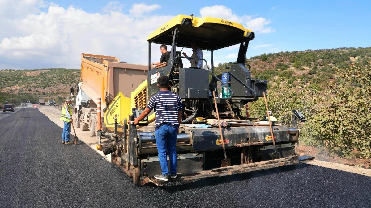 B&uuml;y&uuml;kşehir, T&uuml;rkoğlu Kırsalında Asfalt Mesaisini S&uuml;rd&uuml;r&uuml;yor