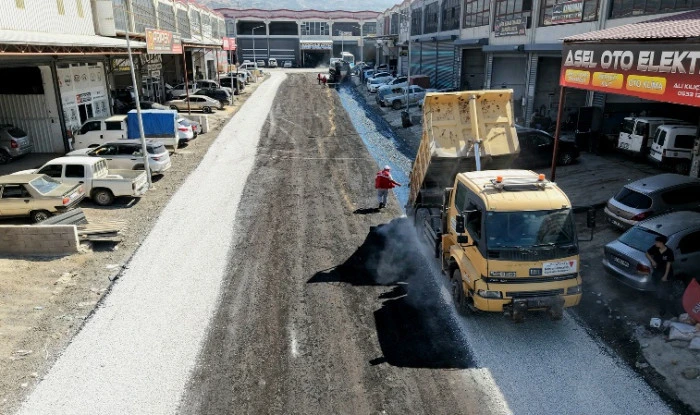 B&uuml;y&uuml;kşehir, Yeni Sanayi Sitesi&rsquo;nde 3 Kilometrelik Yolu Asfaltla Buluşturdu