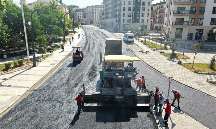B&uuml;y&uuml;kşehir, Z&uuml;beyde Hanım&rsquo;da İkinci Etaba Başladı; Son Kat Asfalt Seriliyor